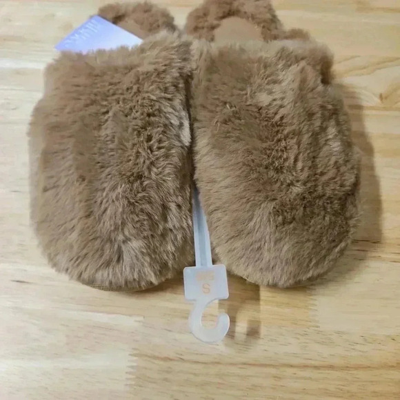 Stars Above Biege size US 5/6 soft fuzzy slip on slippers - Picture 7 of 8